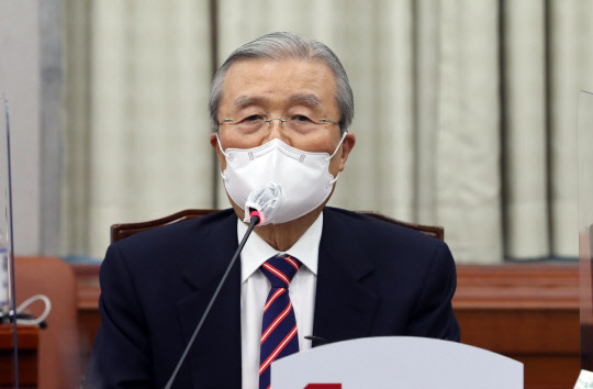 김종인 국민의힘 비상대책위원장이 5일 서울 여의도 국회에서 열린 제2차 온택트 정책 워크숍에서 발언하고 있다.  연합뉴스